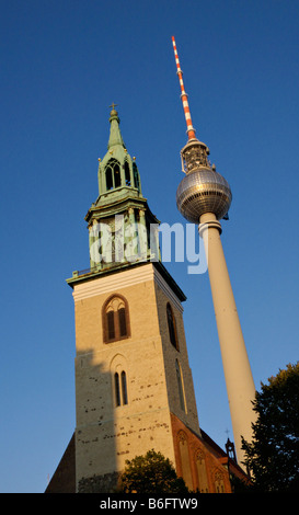 St. Mary Church und Fernsehturm, Alexanderplatz, Berlin, Deutschland Stockfoto