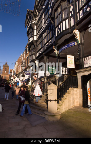 UK Cheshire Chester Weihnachten Bridge Street Mock Tudor Eingang der Grosvenor Zentrum indoor Einkaufszone Stockfoto