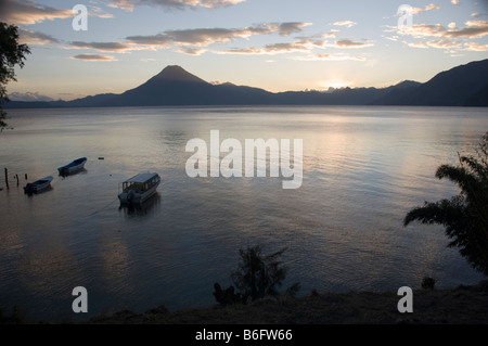 Sonnenuntergang über Lago de Atitlan, gesehen von Panajachel, Guatemala. Volcan San Pedro auf Hintergrund. Stockfoto