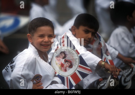 Ein Junge winken eine Flagge Teil der Prozession über die Mall London Vereinigtes Königreich feiert Jubiläum Stockfoto