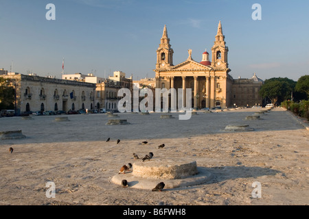 St. Publius Kirche und der Getreidespeicher in Floriana, Malta. Stockfoto