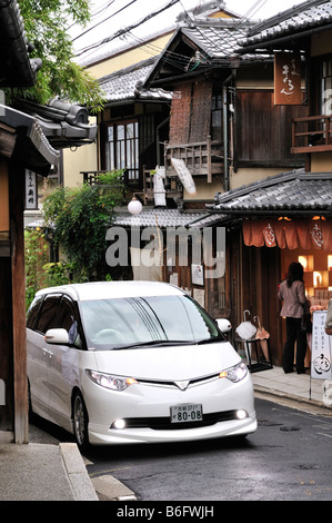 Kontrast eines modernen Autos in die historischen Straßen von Kyoto, Japan Stockfoto