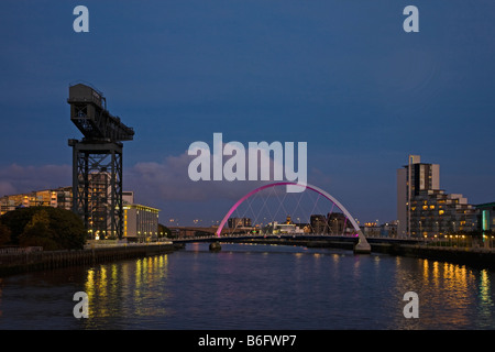 Zuzukneifen Brücke über den River Clyde von Govan, Broomielaw in Glasgow Schottland in der Nacht im Mondschein mit Anderston Crane Stockfoto