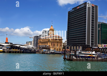 Fähren sind angedockt an verschiedenen Anlegestellen in der Nähe von Ferry Building in zentraler Geschäft Bezirk von Auckland, Neuseeland Stockfoto