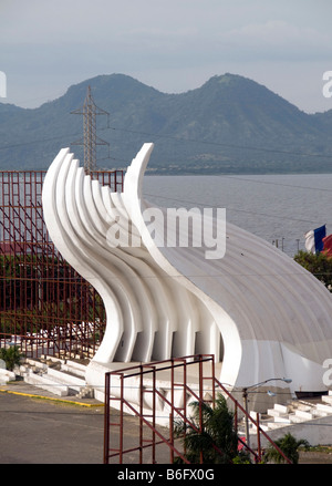 La Concha Acustica akustische Shell Musik Stadion am See Managau Nicaragua mit aktiver Vulkan im Hintergrund Stockfoto