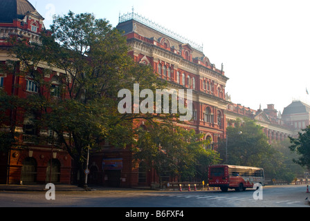 Writers' Building, Dalhousie Square (BBD Bagh), Kalkutta, Indien, in den frühen Morgenstunden. Stockfoto