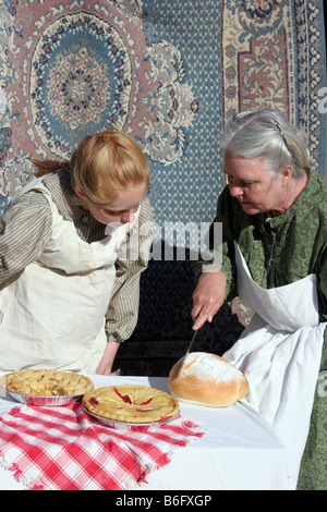 Schneiden von frisch gebackenem Brot im Land Stockfoto
