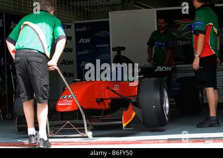 A1 Team Süd Afrika Grube Besatzungen inspizieren ein Auto bei A1GP World Cup of Motorsport in Sepang, Malaysia Stockfoto