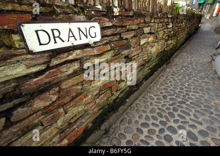 Das Drang ist eine schmale gepflasterte Gasse im beliebten Einkaufsviertel von Padstow, Cornwall, Großbritannien. Drang ist der Ortsname für eine Gasse. Stockfoto