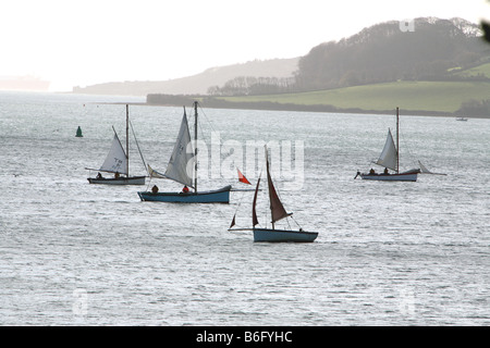 Austernfischer in Falmouth Arbeitsboote Segeln auf der Carrick Straßen Cornwall im Winter Stockfoto