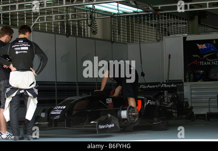 A1 Team New Zealand Boxencrew inspiziert ein Auto bei A1GP World Cup of Motorsport in Sepang, Malaysia Stockfoto