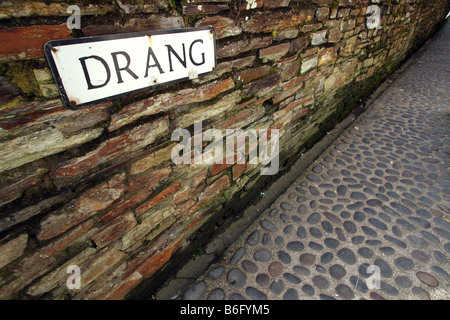 Das Drang ist eine schmale gepflasterte Gasse im beliebten Einkaufsviertel von Padstow, Cornwall, Großbritannien. Drang ist der Ortsname für eine Gasse. Stockfoto