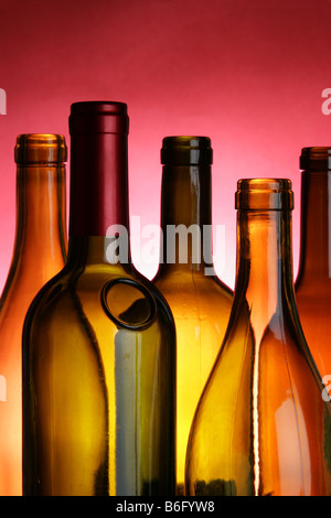 Flaschen Wein hautnah auf rotem Grund Stockfoto