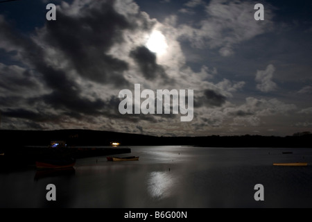 Vollmond mit Blick auf Newport Beach Parrog, Pembrokeshire Coast. Wolken Nachtaufnahme, horizontale 88968 Fireworks Stockfoto