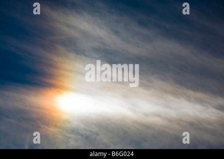 Parhelion oder Regenbogen Farben in Wolken verursacht durch Sonnenlicht reflektiert auf Eiskristalle in hohe Level Wolke Stockfoto