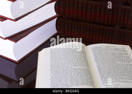 Juristische Bücher auf Tisch South African Law Reports Stockfoto