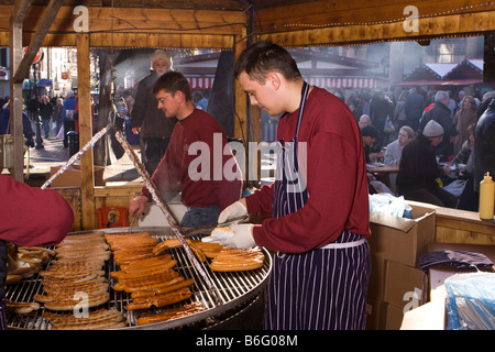 UK Cheshire Chester Continental Weihnachtsmarkt Kochen Würstchen auf heiße Bratwurst stall Stockfoto