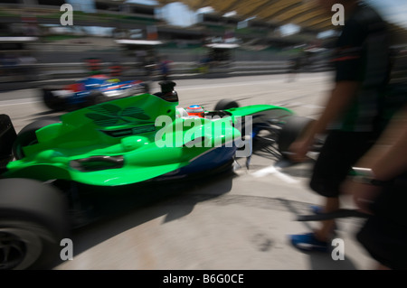 Bewegungsunschärfe des Treibers Adam Carrol von A1 Team Irland steuert sein Auto während Übung bei A1GP World Cup of Motorsport Stockfoto