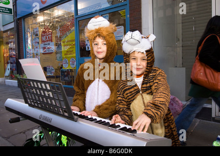 UK Cheshire Chester Northgate Street Weihnachten jungen Straßenmusiker in Tierkostümen Stockfoto