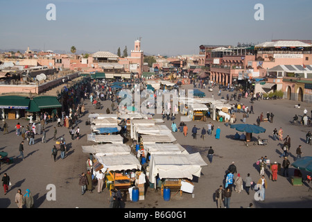 Marrakesch Marokko Nordafrika Dezember Blick hinunter auf das bunte Treiben der Jemaa el Fna wie die Sonne untergeht Stockfoto