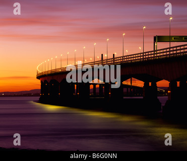 Der Prinz von Wales Brücke (Zweite Severn Crossing) über den Fluss Severn zwischen England und Wales von Severn Strand in Gloucestershire gesehen. Stockfoto