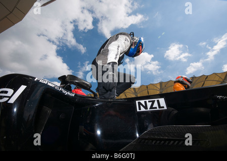 Fahrer-Earl Bamber von A1 Team New Zealand verlässt sein Auto nach Qualifikation bei A1GP World Cup of Motorsport Stockfoto