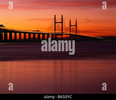 Der Prinz von Wales Brücke (Zweite Severn Crossing) über den Fluss Severn zwischen England und Wales von Severn Strand in Gloucestershire gesehen. Stockfoto