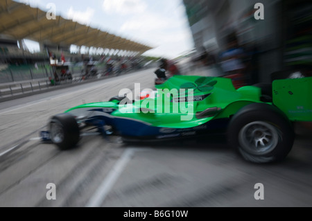 Bewegungsunschärfe des Treibers Adam Carrol von A1 Team Irland steuert sein Auto während Übung bei A1GP World Cup of Motorsport Stockfoto