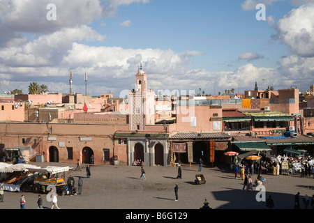 Marrakesch Marokko Nordafrika Dezember schaut auf Jemaa el Fna in Richtung einer Moschee mit Minarett und Cafés in der medina Stockfoto