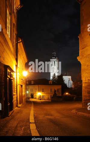 Barborská Straße in Kutná Hora, Tschechische Republik. Nacht-Ansicht mit beleuchteten st.-Jakobus-Kirche im Hintergrund. Stockfoto