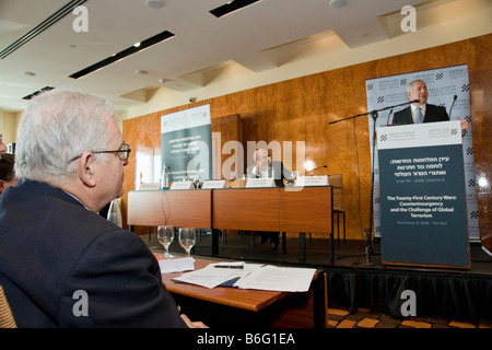 Renommierte Stratege Prof. Edward Luttwak (ganz links) hört sich ehemalige israelische Premierminister Binyamin Netanyahu Vortrag über den globalen Terrorismus. Stockfoto