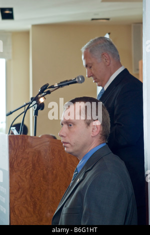 Ein Leibwächter steht Warnung als Binyamin Netnayahu, ehemalige israelische Premierminister des Instituts Adelson Aufstandsbekämpfung Konferenz spricht Stockfoto