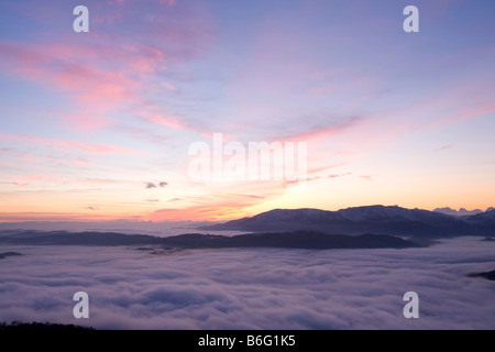 Tal-Nebel über den Coniston Fells von Wansfell Pike in der Seenplatte-UK Stockfoto