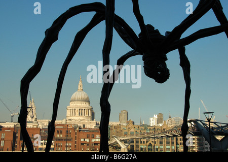 Riesenspinne von Louise Bourgeois außerhalb Tate Modern mit St. Pauls Kathedrale im Hintergrund, London, UK Stockfoto