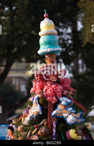 Weihnachtsbaum, garniert mit einer Eistüte zu Weihnachten im Park in der Plaza de Cesar Chavez in zentralen San Jose, Kalifornien. Stockfoto