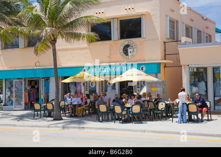 Café im Freien auf dem Atlantic Blvd entlang Fort Lauderdale Beach am Atlantik oder Ostküste von Florida Stockfoto