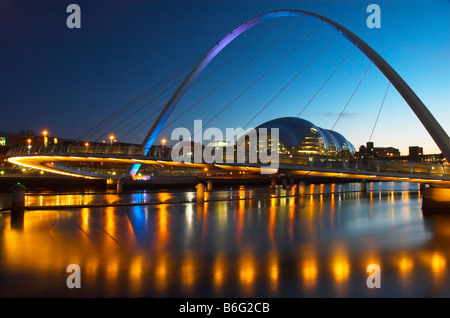 Millenium Bridge in der Dämmerung in Newcastle Upon Tyne Stockfoto