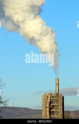 Rauchentwicklung aus einem Zement-Fabrikschornstein in Clitheroe, England Stockfoto