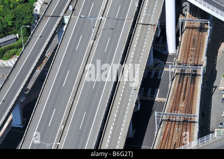 Straße und Schiene Kreuzung, Ka Nsai Inte internationale Ai Rport Sky Gate Bridge, Bucht von Osaka, Japan Stockfoto