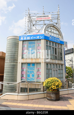 Eine englische Sprachschule (Teil der nationalen AEON-Kette), die sowohl Kinder als auch Erwachsene in Japan bietet. Stockfoto