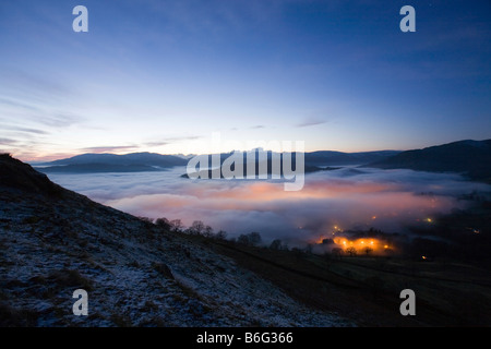 Tal-Nebel über Ambleside aus Wansfell Hecht in der Seenplatte-UK Stockfoto