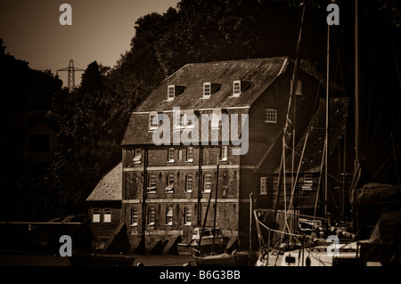 Ein Sepia getönten Bild der Ashlett Mühle Fawley Hants Pylon im Hintergrund ist ein bisschen wie ein Werbegeschenk Stockfoto