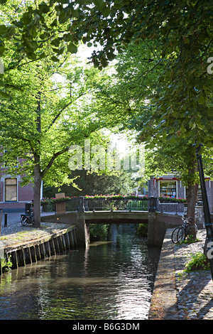 Brücke über den Kanal im Stadtzentrum von Edam Holland Stockfoto