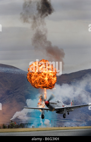 Kontrollierte Explosionen und P 51 Mustang Kämpfer Flugzeug Warbirds Over Wanaka Otago Neuseeland Südinsel Stockfoto