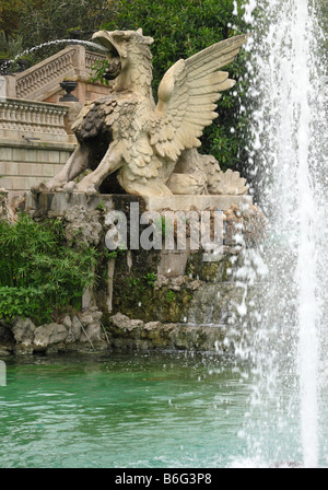 Ornamentale Cascade Steinstatue des Drachen Griffin in Brunnen im Parc De La Ciutadella, Altstadt, Barcelona, Spanien Stockfoto
