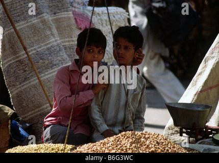 Zwei Straßenhändler auf den Straßen von New Delhi, Indien Stockfoto