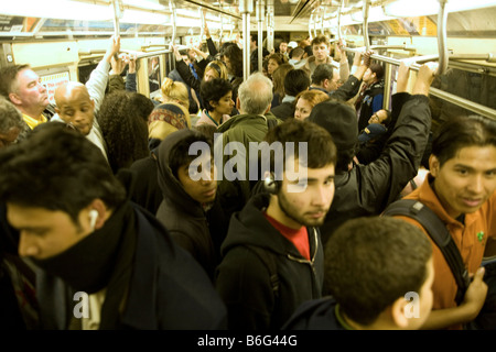 Überfüllten u-Bahn in New York City in den Feierabendverkehr Stockfoto