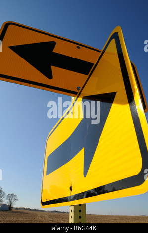 Richtungspfeile auf Verkehrszeichen auf der Landstraße Stockfoto