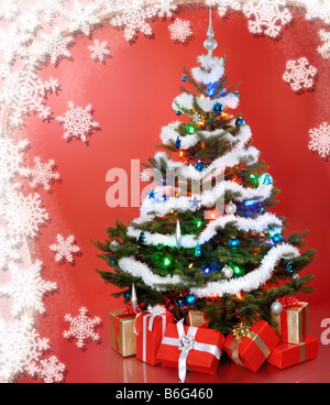 Weihnachtsbaum mit Geschenken unter ihm Stockfoto