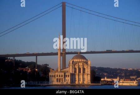 Ortaköy Camii Moschee (Büyük Mecidiye Camii) mit der Bosporus-Brücke im Hintergrund. Stockfoto